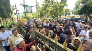 Antusis-keluarga-Jemaah-haji-HSS-kloter-14-melakukan-penyambutan-dan-penjemputan.jpg