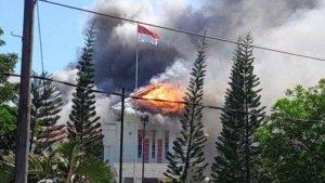 Api-membakar-Kantor-Bupati-Pohuwato-saat-demonstrasi-sad.jpg
