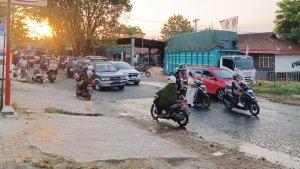 Arus-lalu-lintas-di-dekat-lokasi-kebakaran-di-Jalan-Ir-PHM-Noor-Banjarbaru-Rabu-16082023.jpg