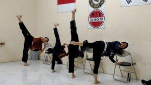 Atlet-Taekwondo-Tabalong-saat-lakukan-latihan-1.jpg