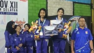 Atlet-Tanahlaut-Menerima-pengalungan-medali-Porprov-XII-Kalsel-2025.jpg