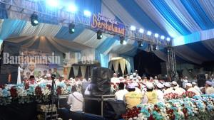 BANJARMASIN-BERSELAWAT-Suasana-ribuan-warga-mSD.jpg