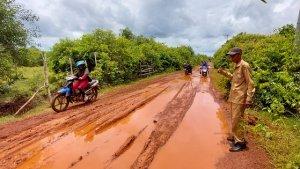 BEGINILAH-kondisi-Jalan-Penampaan-yang-sulit-dilintasi-saat-penghujan.jpg