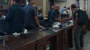 BERSALAMAN-PIMPINAN-Rapat-H-Agus-Prasetya-1.jpg