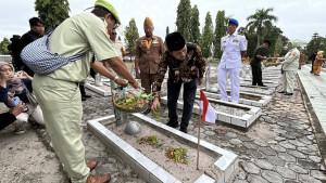 BERZIARAH-Wagub-Kalsel-Hasnuryadi-Sulaiman-berziarahSD.jpg