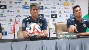 BICARA-Coach-Teco-konferensi-pers-pra-pertandingan-saat-di-d.jpg
