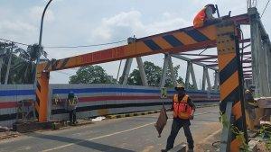BPJN-melakukan-pemasangan-portal-di-Jembatan-Paringin4.jpg