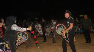 BUPATI-Tala-H-Rahmat-Trianto-turut-menari-bersama-pemain-kuda-lumping.jpg