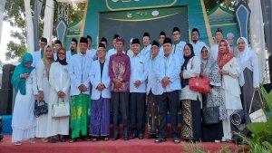 BUPATI-Tala-H-Sukamta-berpose-dengan-para-peserta-undangan-Gema-Alquran.jpg