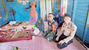 Babinsa-dan-Bhabinkamtibmas-jenguk-bayi-yang-ditemukan-di-desa-Belanti-hst-kalsel-06062023.jpg
