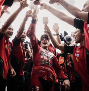Bagi-pebalap-nomor-93-Marc-Marquez-merayakan-kemenangan-ke-delapan-bersama.jpg