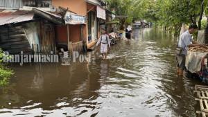 Banjir-rob-akibat-air-pasang-yang-melanda-di-kawasan-pemukiman-penduduk-di-Banjarmasin22.jpg