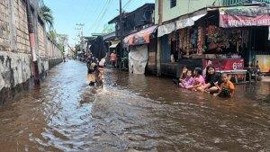Banjir-rob-sungai-telah-menggenangi-Jalan-masuk-Gg-20-Jl-Sutoyo-S-Ampera.jpg