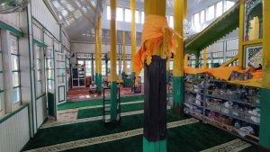 Bau-minyak-wangi-di-Masjid-Al-Mukarramah-Banua-Halat.jpg