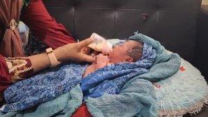Bayi-yang-diterima-oleh-pedagang-kue-dari-Pasutri-asdfsdf.jpg