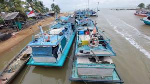 Beberapa-kapal-nelayan-Kualatambangan-sandar-di-sungai.jpg