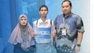 Bendahara-UPZ-Bank-Kalsel-Tommy-Wiguna-telah-menyerahkan-secara-simbolis-bantuan-pendidikan.jpg
