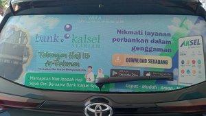 Berbagai-produk-Bank-Kalsel-terpampang-di-belakang-mobil-STIE-Indonesia-Banjarmasin.jpg