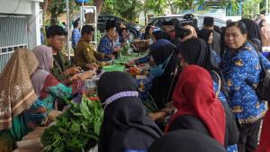 Berbagai-produk-hasil-pertanian-dengan-harga-terjangkau-ramaikan-gelaran-Pasar-Petani-Lokal.jpg