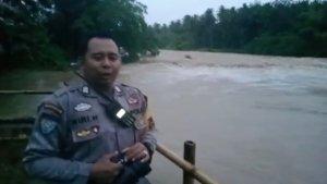 Bhabinkamtibmas-Polsek-Hantakan-saat-melaporkan-kondisi-sungai-Manggasang.jpg