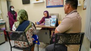 Bidan-Sarah-mendampingi-pasangan-muda-dalam-konsultasi-kehamilan.jpg