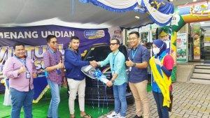 Branch-Manager-Indomaret-Kalselteng-Johanus-Indarto-serahkan-Rocky-pemenang-Virtual-Lucky-Stamp.jpg