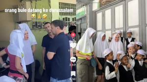 Bule-Belanda-ke-pondok-pesantren-Darussalam-Martapura.jpg