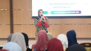 Bunda-PAUD-Kabupaten-Tanahlaut-Hj-Dian-Rahmat-menyampaikan-arahan.jpg