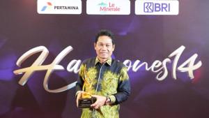Bupati-Balangan-Abdul-Hadi-menerima-penghargaan.jpg