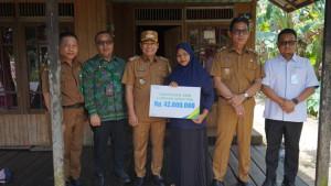 Bupati-Balangan-H-Abdul-Hadi-serahkan-santuan-kematian.jpg