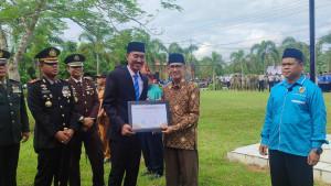 Bupati-Banjar-H-Saidi-Mansyur-memberikan-penghargaan-kepada-Ustadz-Hasbi-Rivani.jpg