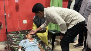 Bupati-Banjar-menjenguk-korban-keracunan-massal-MBG-yang-dirawat-di-RSUD-RAZA.jpg