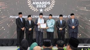 Bupati-Batola-H-Bahrul-Ilmi-menerima-penghargaan-Zakat-Award.jpg