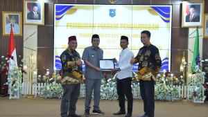 Bupati-HSS-Syafrudin-Noor-menerima-penghargaan-dari-Ketua-PABPDSI-HSS.jpg