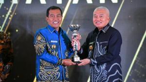 Bupati-HSS-Syafrudin-Noor-menerimakan-berbagai-penghargaan-dari-Gubernur-Kalsel-Muhidin.jpg