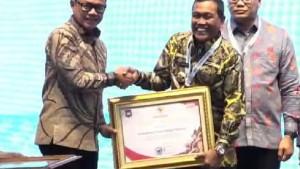 Bupati-HSS-Syafrudin-Noor-menerimakan-penghargaan-atas-capaian-percepatan-penurunan-stunting.jpg