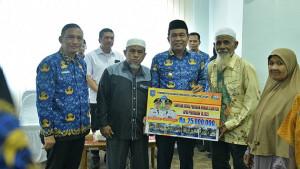 Bupati-HSS-Syafrudin-Noor-serahkan-bantuan-PRS.jpg