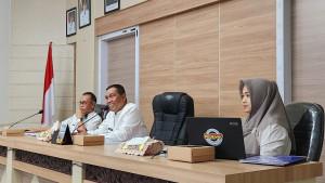 Bupati-HSS-Syafrudin-Noor-tengah-memimpin-jalannya-rapat.jpg