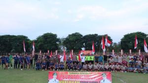 Bupati-HST-Samsul-Rizal-dan-PJU-Polres-HST-saat-mengibarkan-bendera-merah-putih.jpg