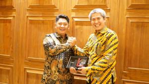 Bupati-HST-Samsul-Rizal-saat-bertemu-Rektor-ITPLN-Prof-Iwa-Garniwa.jpg