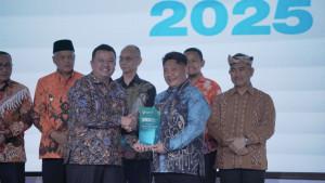 Bupati-HST-Samsul-Rizal-saat-menerima-penghargaan-1.jpg