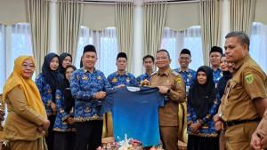 Bupati-Tabalong-HM-Noor-Rifani-saat-melepas-12-ASN-Pemkab-Tabalong.jpg