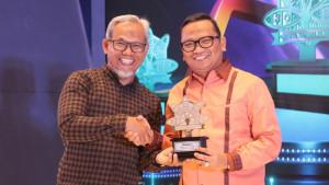 Bupati-Tabalong-HM-Noor-Rifani-saat-terima-penghargaan-kki.jpg