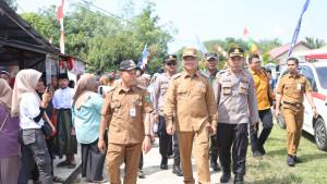 Bupati-Tabalong-HM-Noor-Rifani-saat-tiba-di-Desa-Hayup-Kecanatan-Haruai2.jpg
