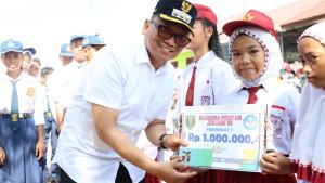 Bupati-Tabalong-HM-Noor-Rifani-secara-simbolis-lakukan-penyaluran-beasiswa.jpg