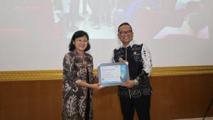 Bupati-Tabalong-HM-Noor-Rifani-terima-penghargaan-dari-Kepala-Kanwil-DJKN.jpg