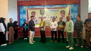 Bupati-Tabalong-serahkan-sertifikat-pelatihan.jpg