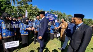 Bupati-Tala-H-Rahmat-Trianto-menyalami-PPPK-Paruh-Waktu-seusai-penyerahan-SK.jpg