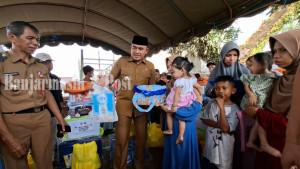 Bupati-Tala-H-Rahmat-Trianto-menyerahkan-bantuan-kepada-para-korban-kebakaran-di-Pandahan.jpg