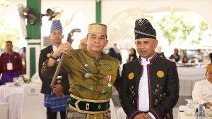 Bupati-Tanahbumbu-Andi-Rudi-Latif-memegang-pusaka-keris.jpg